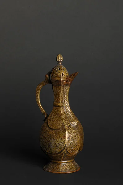 Antique Théière Métal Oriental Sur Fond Sombre Vaisselle Bronze Antique — Photo