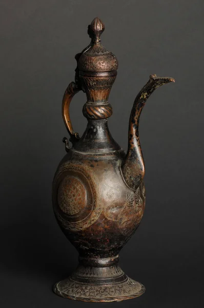 Antique Théière Métal Oriental Sur Fond Sombre Vaisselle Bronze Antique — Photo