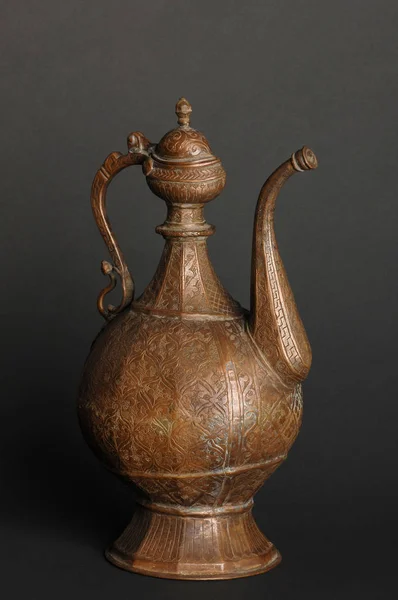 Древний Восточный Металлический Чайник Темном Фоне Антикварная Бронзовая Посуда — стоковое фото
