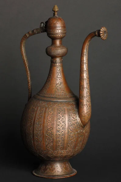 Antique Théière Métal Oriental Sur Fond Sombre Vaisselle Bronze Antique — Photo