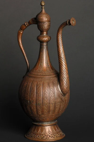 暗い背景に古代東洋の金属製のティーポット アンティーク銅食器 — ストック写真