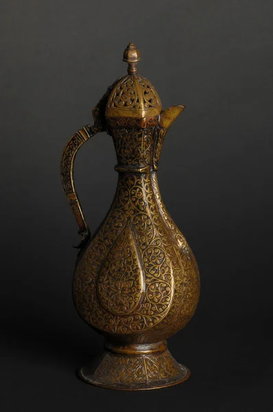 Starověké Orientální Kovové Konvici Tmavém Pozadí Starožitné Bronzové Nádobí — Stock fotografie