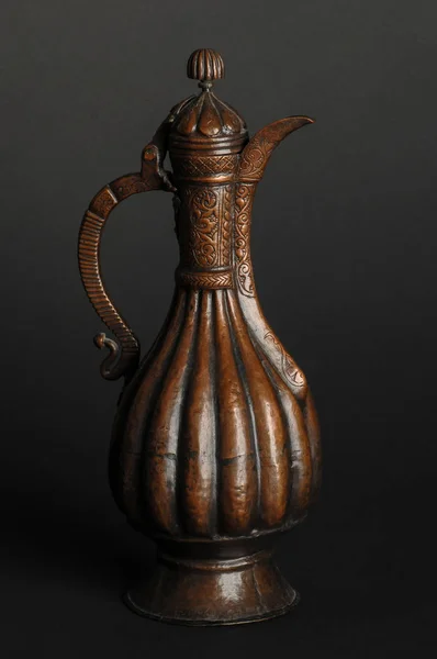 Starověké Orientální Kovové Konvici Tmavém Pozadí Starožitné Bronzové Nádobí — Stock fotografie
