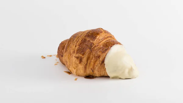 Croissant Avec Garniture Crème Sur Fond Blanc — Photo