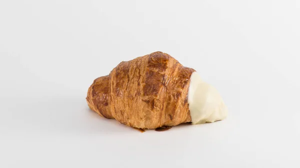 Croissant Com Recheio Creme Fundo Branco — Fotografia de Stock