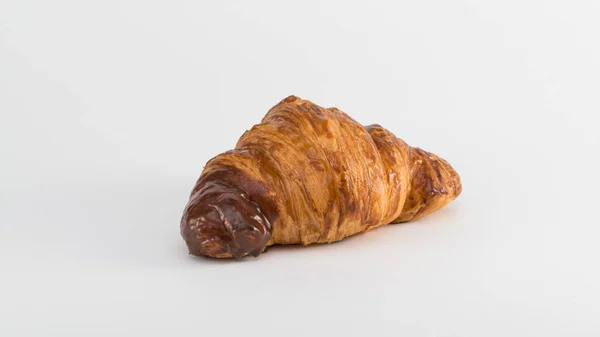 Croissant Mit Schokoladenfüllung Auf Weißem Hintergrund — Stockfoto