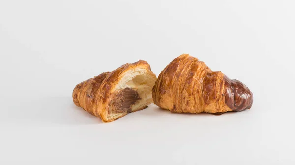Croissant Čokoládovou Náplní Izolovaných Bílém Pozadí — Stock fotografie