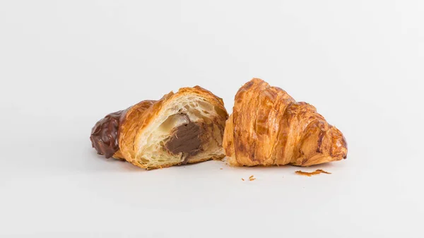 Croissant Con Relleno Chocolate Aislado Sobre Fondo Blanco — Foto de Stock