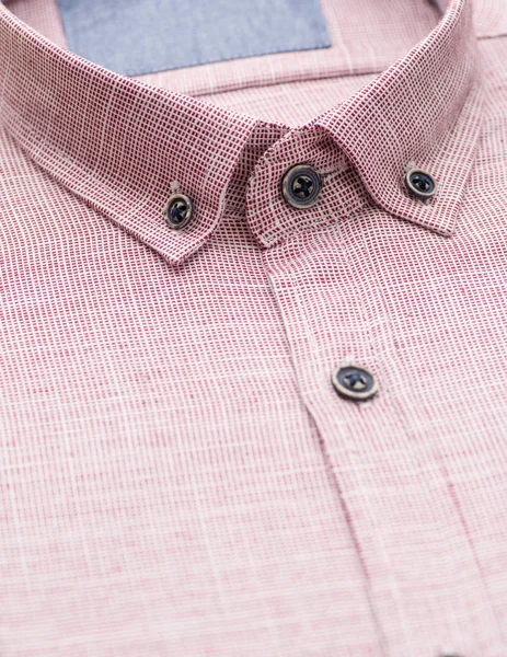 Yaka ve düğme odaklı kırmızı gömlek, yakın plan.