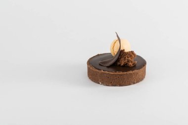 Beyaz arka planda, izole bir çikolatalı kek