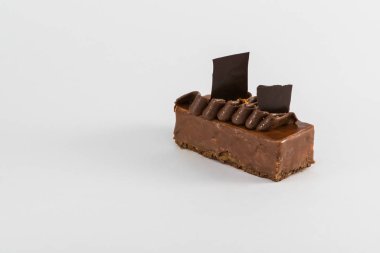 Beyaz arka planda, izole bir çikolatalı kek