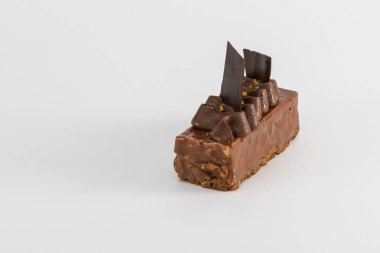 Beyaz arka planda, izole bir çikolatalı kek