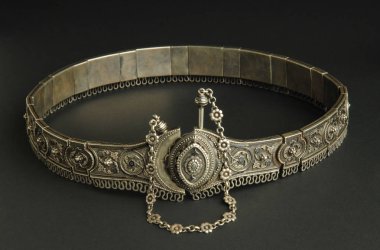 siyah arka plan üzerinde Antik antika kemer. Orta-Asya vintage takı