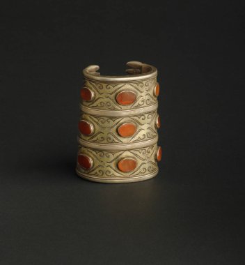 siyah arka plan üzerine taşlarla antik antika bilezik. Orta-Asya vintage takı