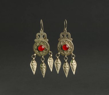 siyah arka plan üzerine taşlarla antik antika küpe. Orta-Asya vintage takı