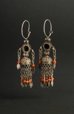 siyah arka plan üzerine taşlarla antik antika küpe. Orta-Asya vintage takı