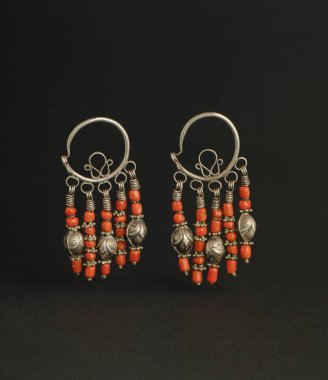 siyah arka plan üzerine taşlarla antik antika küpe. Orta-Asya vintage takı