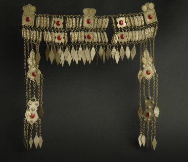 siyah arka plan üzerine taşlarla antik antika baş kolye. Orta-Asya vintage takı