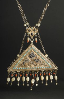 siyah arka plan üzerine taşlarla antik antika kolye. Orta-Asya vintage takı
