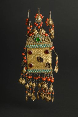 siyah arka plan üzerine taşlarla antik antika kolye. Orta-Asya vintage takı