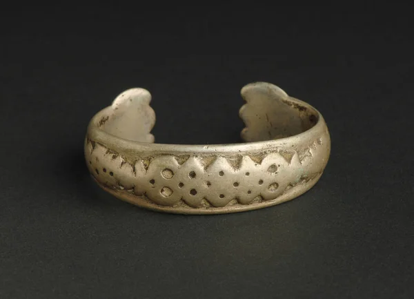 Αρχαία Αντίκες Βραχιόλι Μαύρο Φόντο Μέση Ασιατικό Εκλεκτής Ποιότητας Κοσμήματα — Φωτογραφία Αρχείου