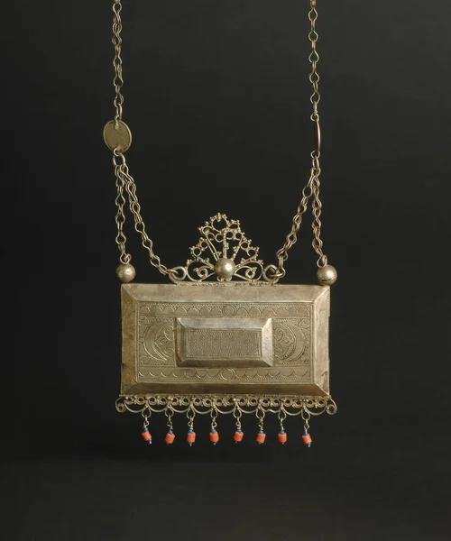 Starożytne Antyczne Wisiorek Kamieni Czarnym Tle Bliski Azjatyckie Biżuteria Vintage — Zdjęcie stockowe
