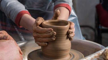 Çocuklar için öğretim seramik. Öğretmen bir master class modellemede verir.