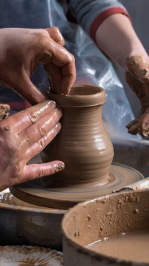 Çocuklar için öğretim seramik. Öğretmen bir master class modellemede verir.