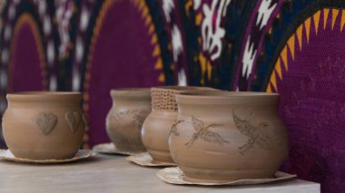 dekoratif bir arka plan üzerinde taze toprak saksılar. Çocuk el sanatları