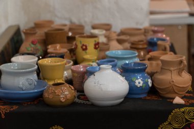 güzel dekore edilmiş kil tencere bir sürü. Çocuk el sanatları