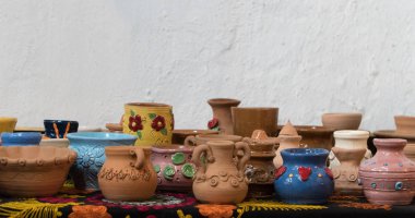 güzel dekore edilmiş kil tencere bir sürü. Çocuk el sanatları
