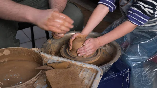 Aardewerk Van Het Onderwijs Aan Kinderen Leraar Geeft Een Masterclass — Stockfoto