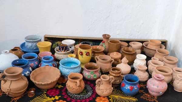 güzel dekore edilmiş kil tencere bir sürü. Çocuk el sanatları