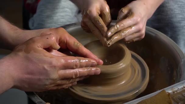 Výuka Keramiky Pro Děti Učitel Zadává Mistrovské Třídě Modelování — Stock video