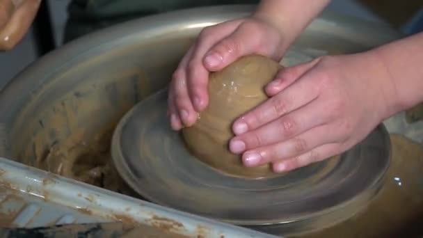 Výuka Keramiky Pro Děti Učitel Zadává Mistrovské Třídě Modelování — Stock video