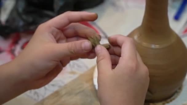 Bambino Nel Processo Decorazione Della Pentola Argilla Studio Ceramica Bambini — Video Stock