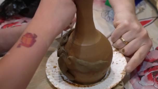 粘土の鍋を飾るの過程で子 子供陶芸 — ストック動画