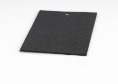 Siyah fiyat etiketi beyaz arkaplanda izole edildi