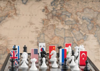 Dünya siyasi haritası arka plan üzerinde rakamlar ile ülke bayrağı simgeleri satranç tahtası üzerinde. Siyasi bir oyunun kavramsal fotoğraf.