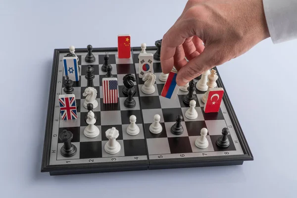 Politikerens Hånd Beveger Sjakkbrikke Med Flagg Konseptuelt Bilde Politisk Spill – stockfoto