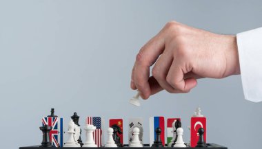Politikacının el satranç taşını taşır. Bir siyasi oyun ve strateji kavramsal fotoğrafı.