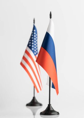 ABD ve Rusya bayraklarını izole beyaz zemin üzerinde. İlke kavramı