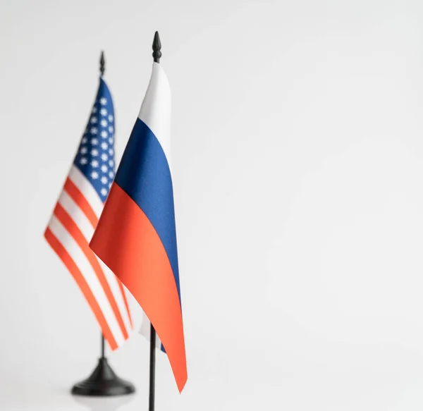 美国和俄国的旗子在白色背景隔绝了 政策的概念 — 图库照片