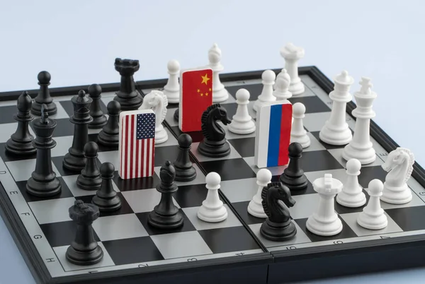 Rusya, Amerika Birleşik Devletleri ve Çin satranç tahtası üzerinde semboller bayrağı. Siyasi oyun kavramı.