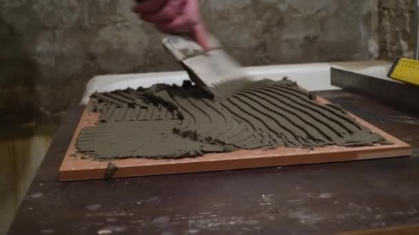 Arbetaren Applicerar Cement Lim Plattorna Finish Fungerar Fokus Händer Tekniken — Stockvideo