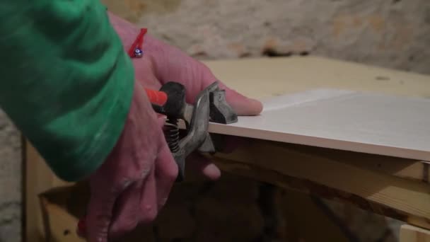Werknemer Met Een Hand Cutter Snijdt Tegel Afwerking Werken Focus — Stockvideo