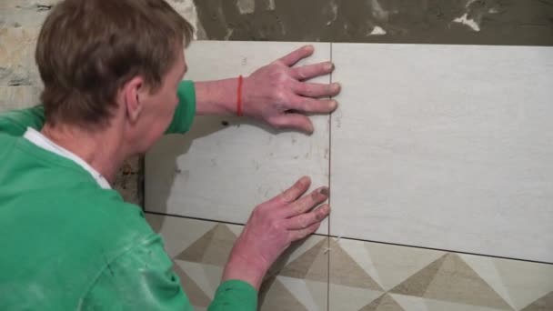 Ouvrier Pose Des Tuiles Sur Mur Travaux Finition Concentrer Sur — Video