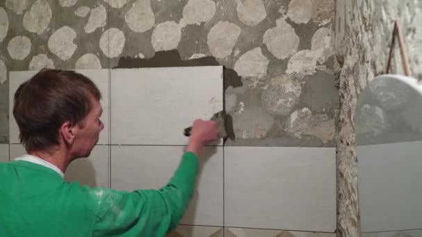 工人把瓷砖贴在墙上 完成作品 专注于双手 瓷砖铺设技术 — 图库视频影像