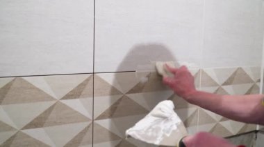 Lastik spatula ile çalışan bir çözüm ile dikişleri doldurun. Bitirme işleri, ellere odaklan. Kiremit döşeme teknolojisi.