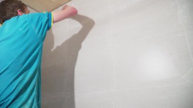 Lastik spatula ile çalışan bir çözüm ile dikişleri doldurun. Bitirme işleri, ellere odaklan. Kiremit döşeme teknolojisi.